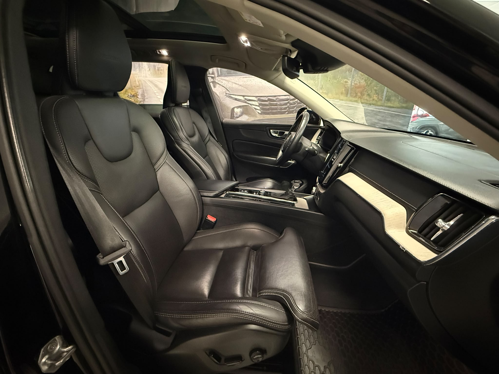 Volvo XC-60 2019 - zdjęcie 16