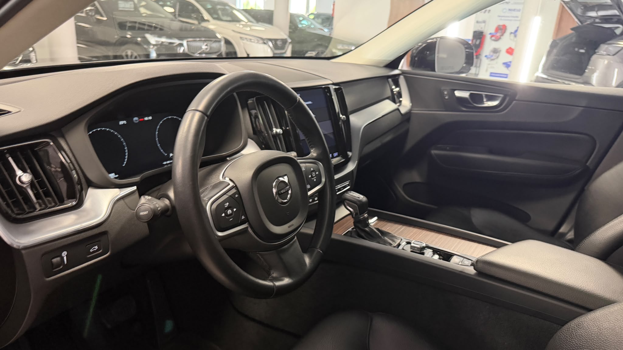 Volvo XC60 2020 - zdjęcie 9
